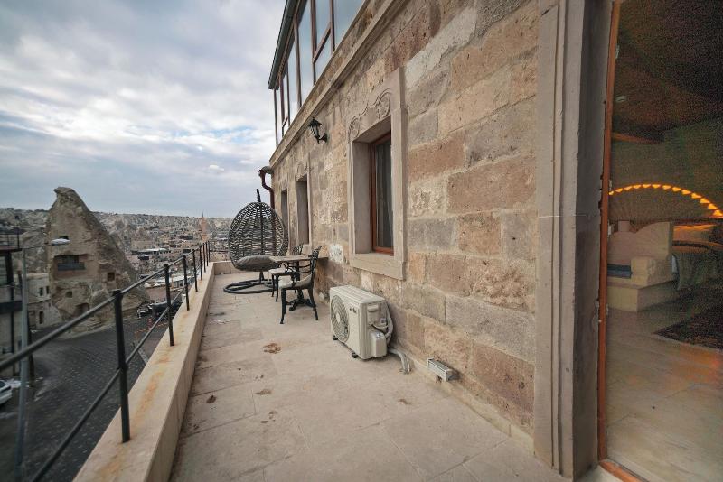 Zeus Cave Suites image