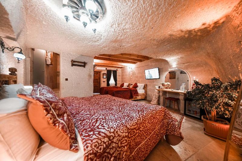 Zeus Cave Suites image
