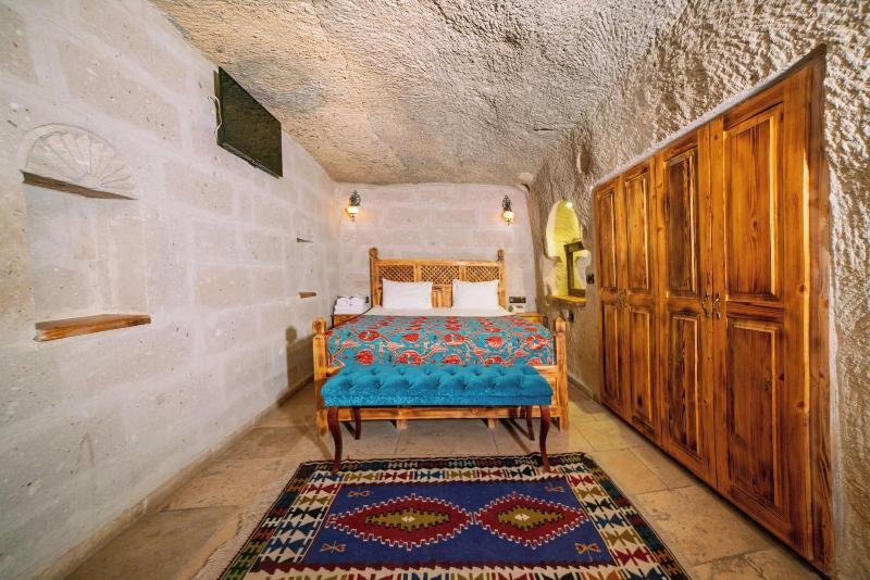 Zeus Cave Suites image