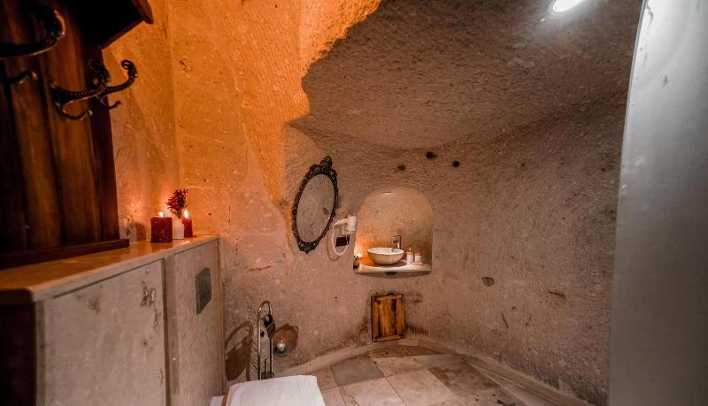 Zeus Cave Suites image