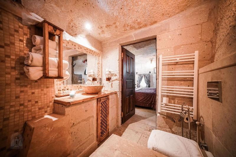 Zeus Cave Suites image
