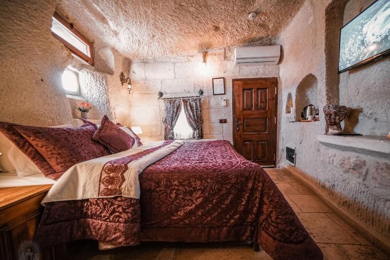 Zeus Cave Suites image