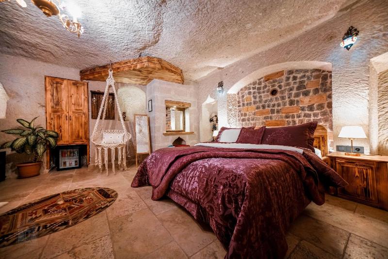 Zeus Cave Suites image