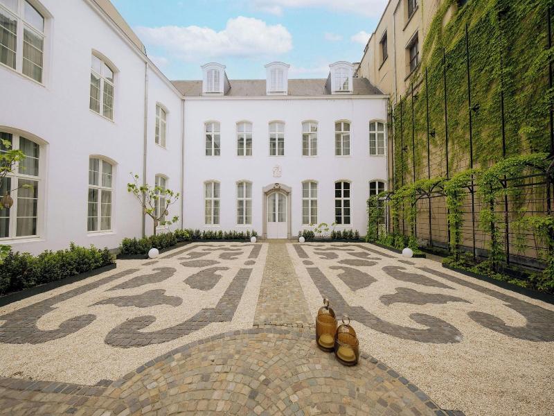 Sapphire House Antwerp, Autograph Collection image