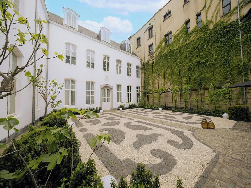 Sapphire House Antwerp, Autograph Collection image