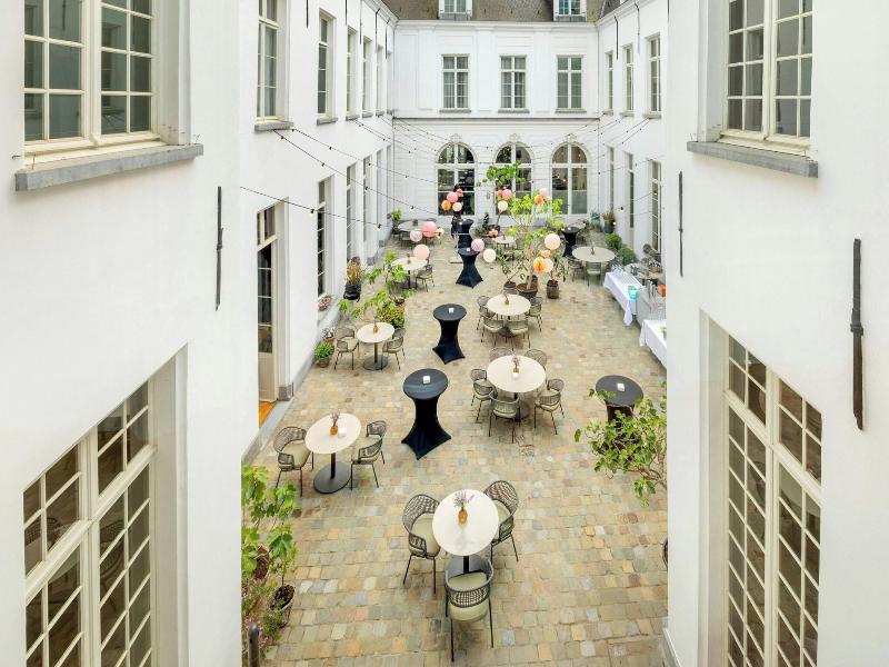 Sapphire House Antwerp, Autograph Collection image