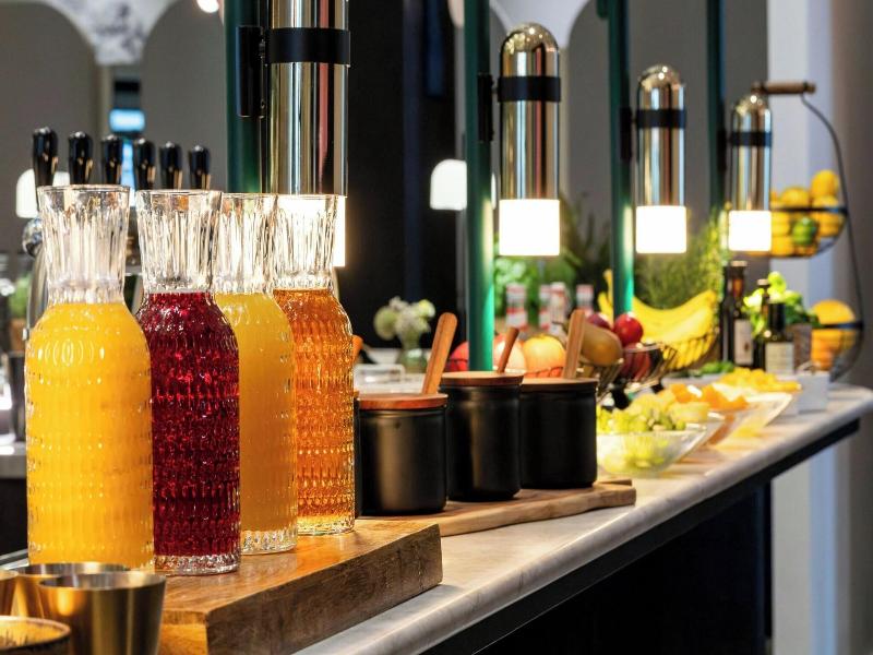 Sapphire House Antwerp, Autograph Collection image