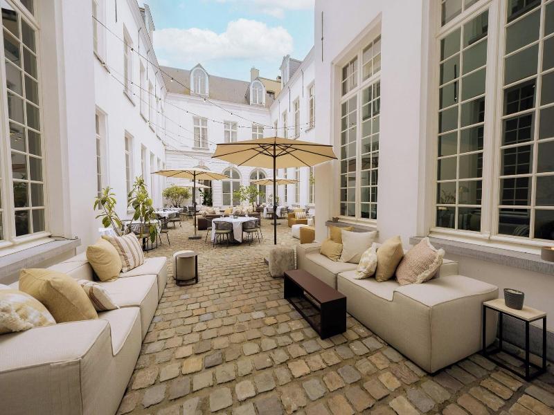 Sapphire House Antwerp, Autograph Collection image