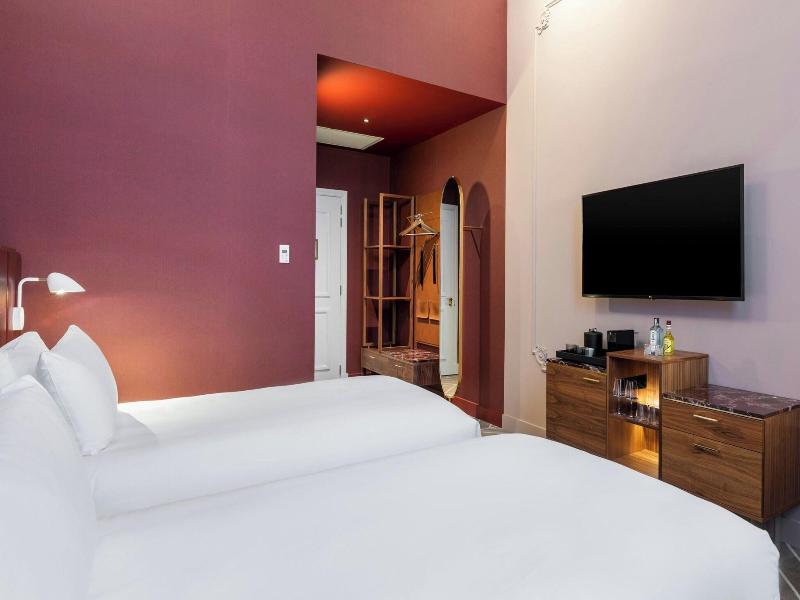 Sapphire House Antwerp, Autograph Collection image