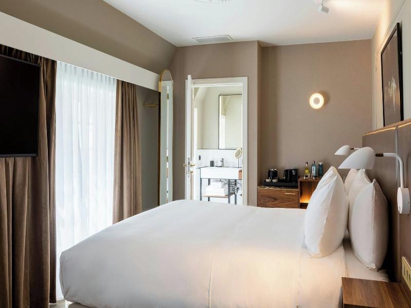 Sapphire House Antwerp, Autograph Collection image