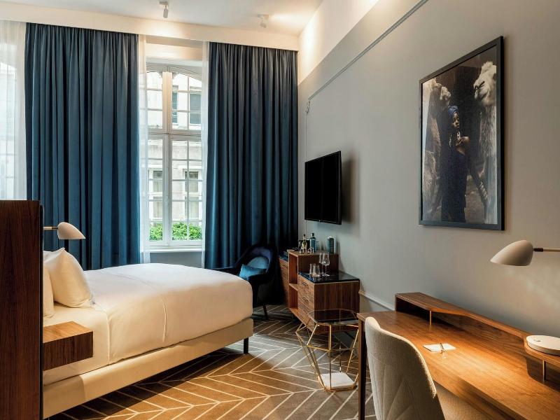 Sapphire House Antwerp, Autograph Collection image