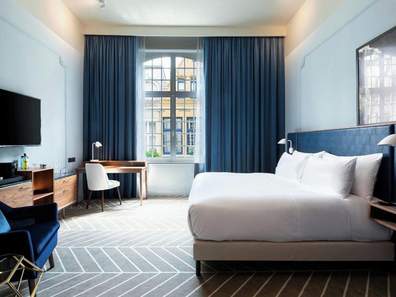 Sapphire House Antwerp, Autograph Collection image
