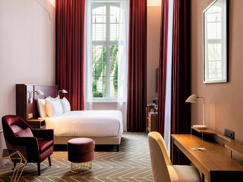 Sapphire House Antwerp, Autograph Collection image
