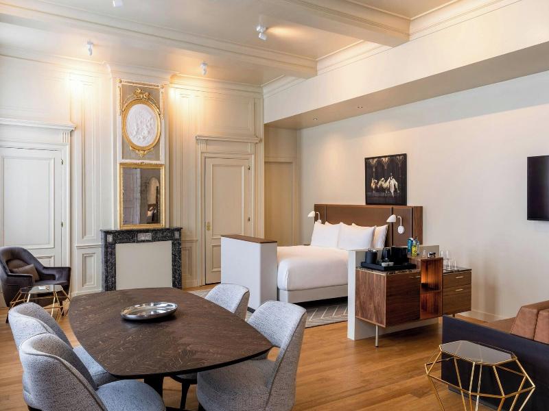 Sapphire House Antwerp, Autograph Collection image