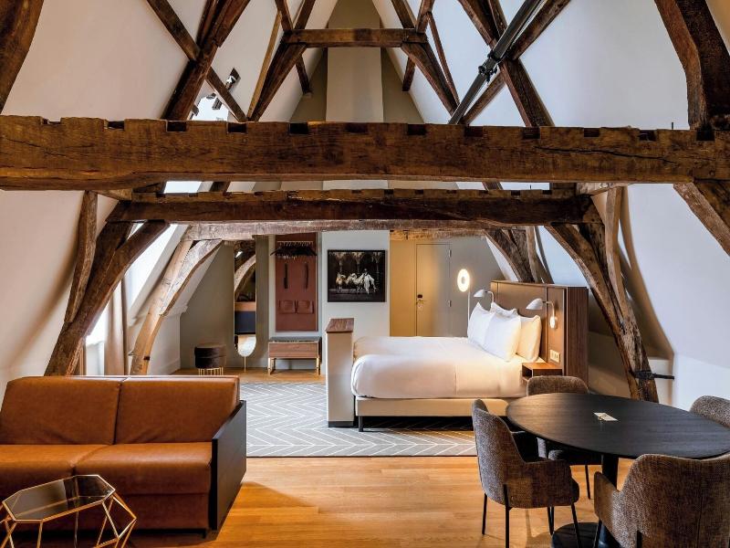 Sapphire House Antwerp, Autograph Collection image