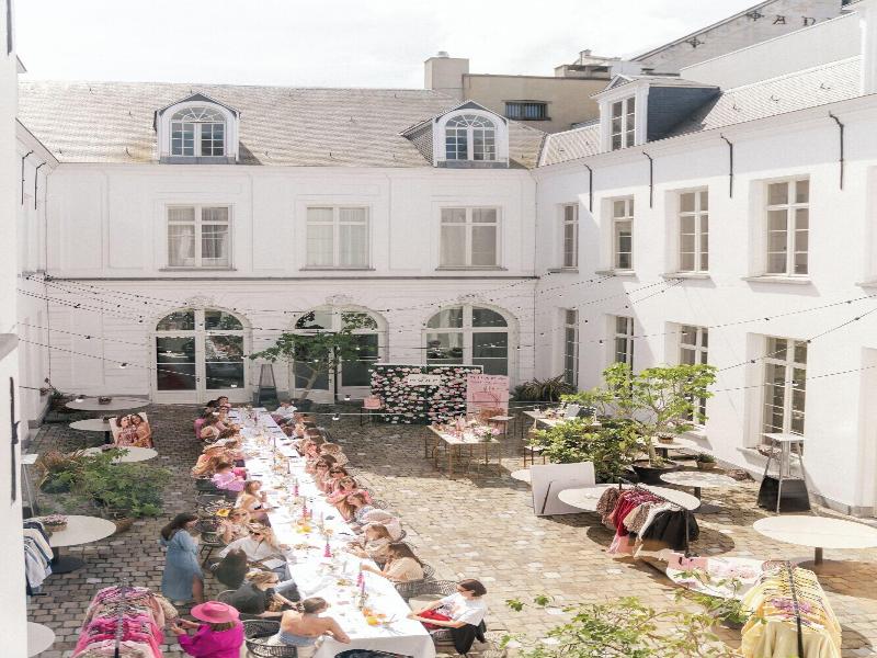 Sapphire House Antwerp, Autograph Collection image