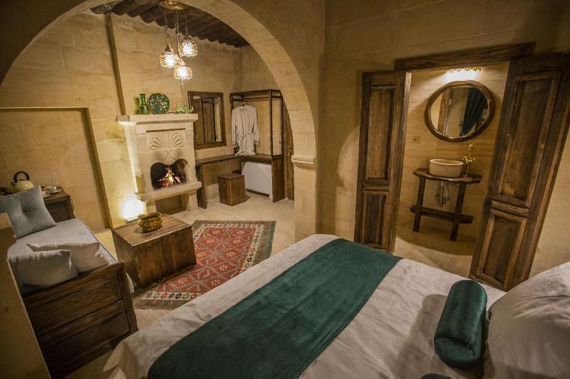 Mak's Cave House image