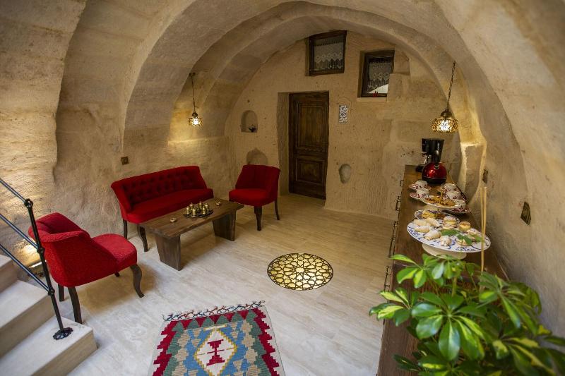 Mak's Cave House image