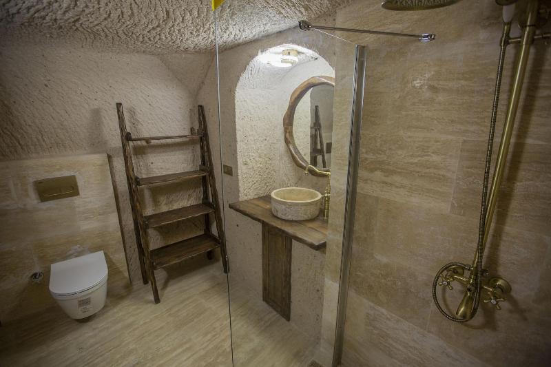 Mak's Cave House image