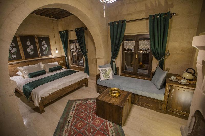 Mak's Cave House image