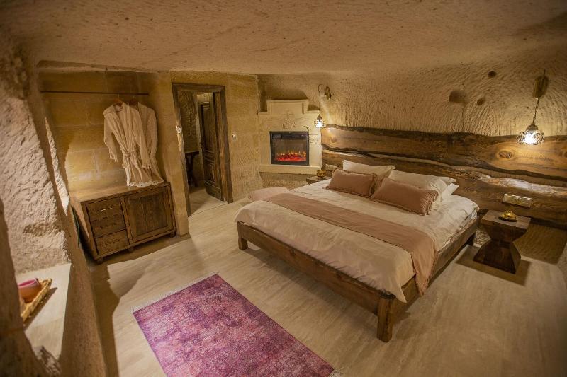 Mak's Cave House image