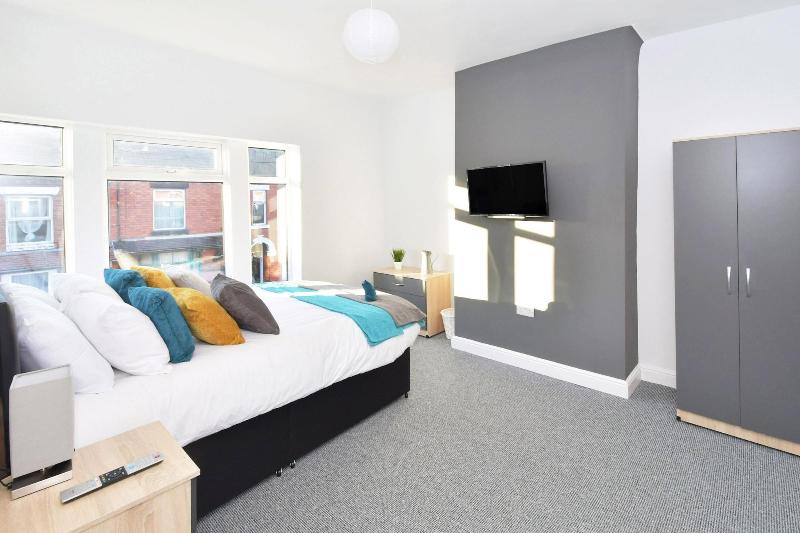 Townhouse @ 15 Brunswick Place Stoke image