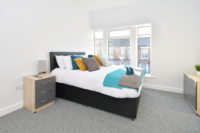 Townhouse @ 15 Brunswick Place Stoke image