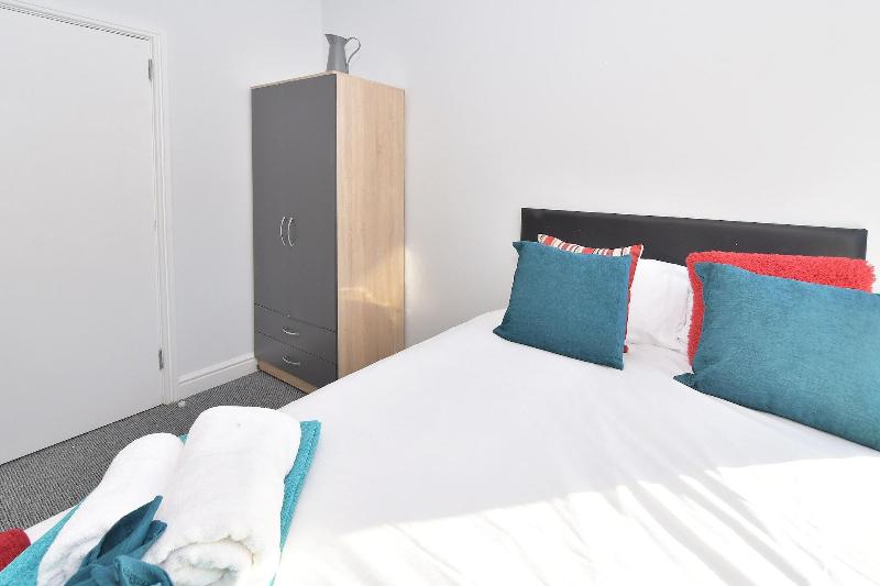 Townhouse @ 15 Brunswick Place Stoke image