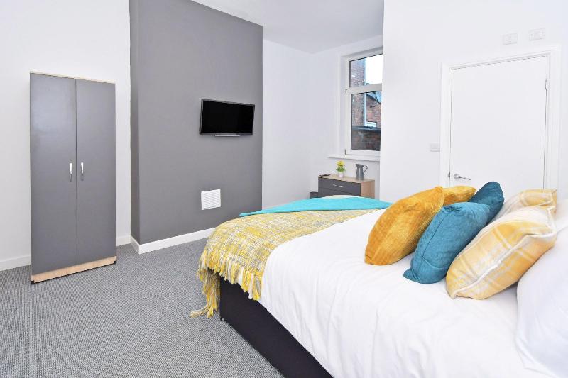 Townhouse @ 15 Brunswick Place Stoke image