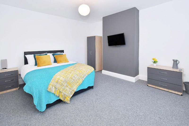 Townhouse @ 15 Brunswick Place Stoke image