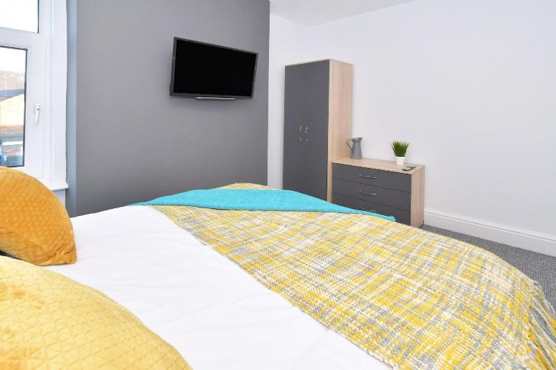 Townhouse @ 15 Brunswick Place Stoke image