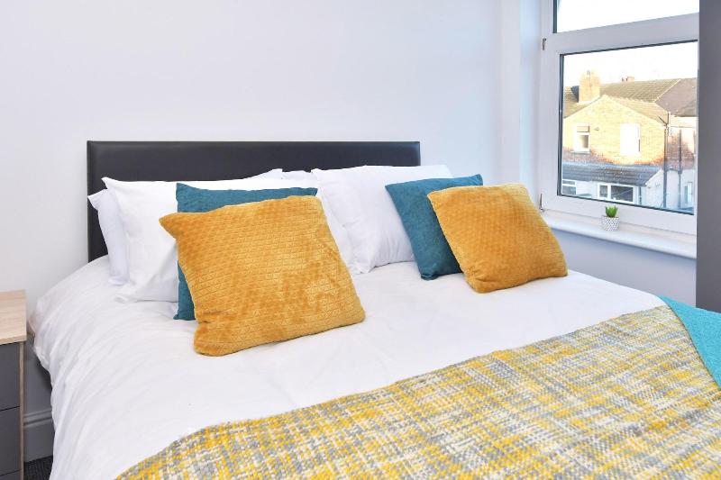 Townhouse @ 15 Brunswick Place Stoke image