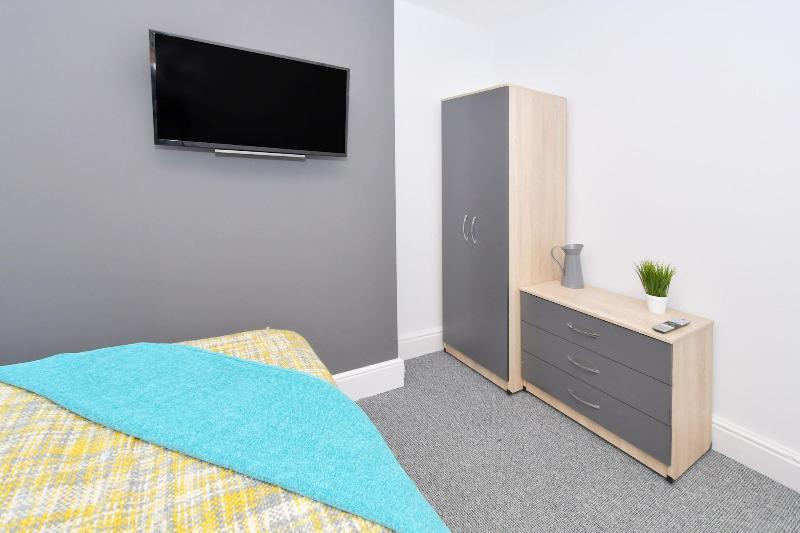 Townhouse @ 15 Brunswick Place Stoke image