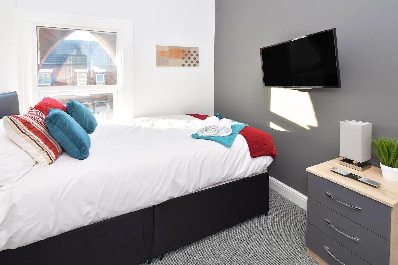 Townhouse @ 15 Brunswick Place Stoke image