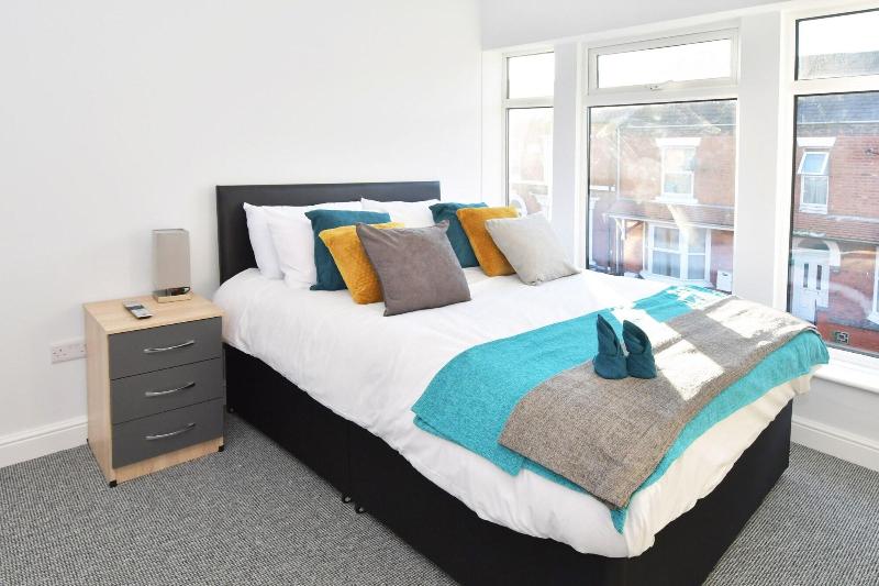 Townhouse @ 15 Brunswick Place Stoke image
