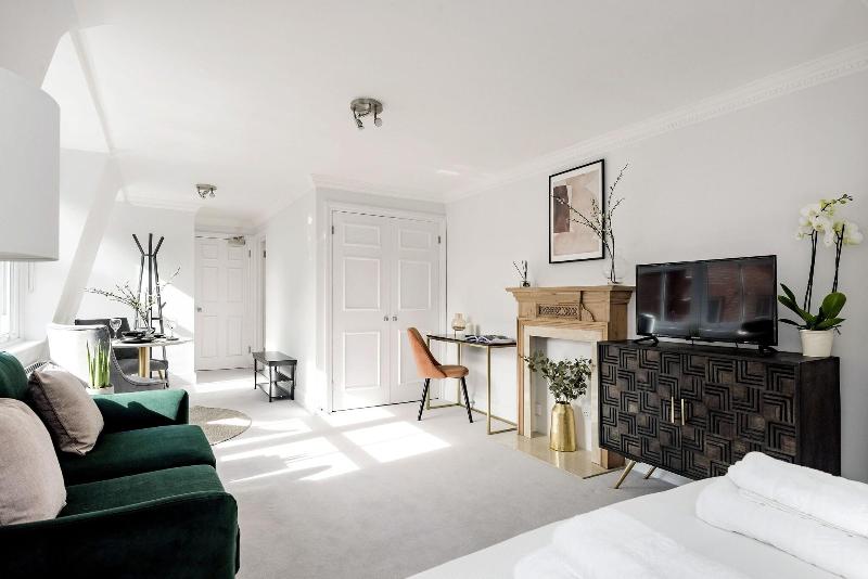 3 Sloane Gardens by UnderTheDoormat image