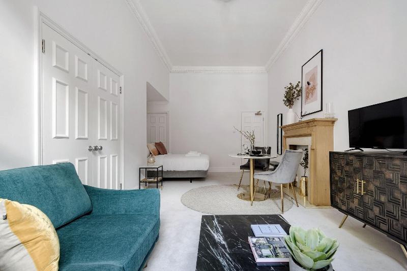 3 Sloane Gardens by UnderTheDoormat image