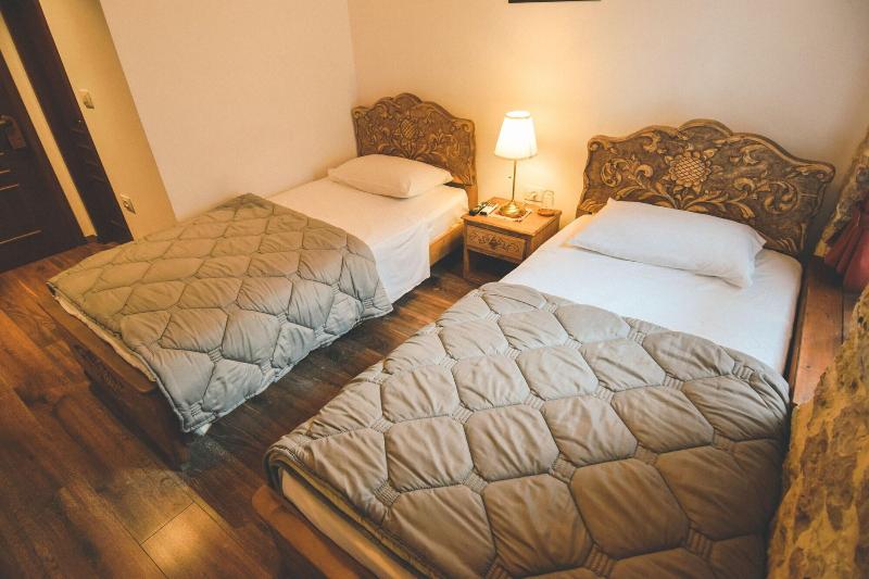 4 Rooms Hotel image