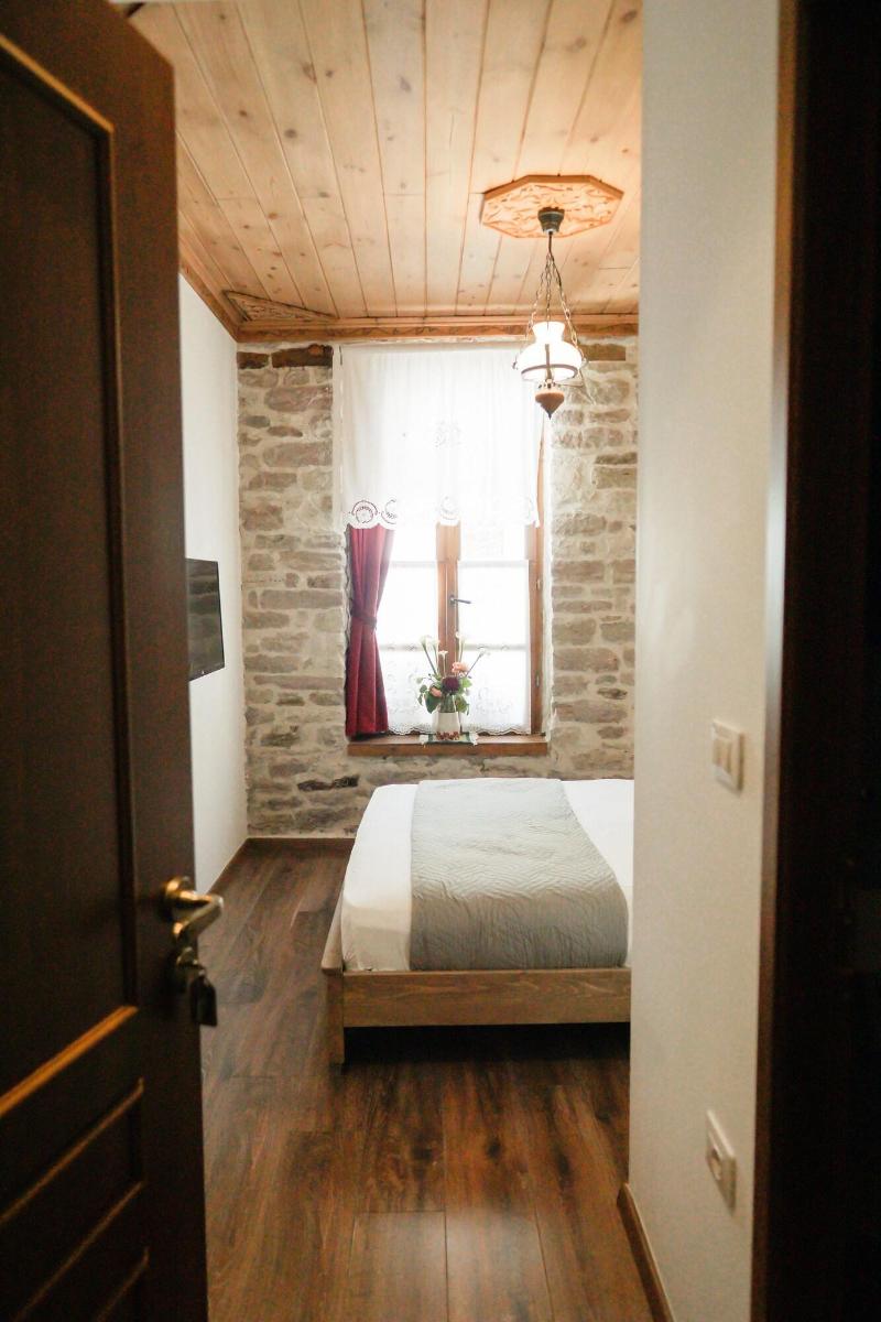 4 Rooms Hotel image