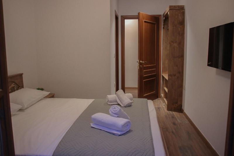 4 Rooms Hotel image