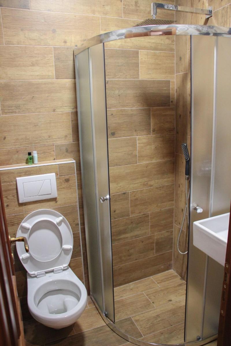 4 Rooms Hotel image
