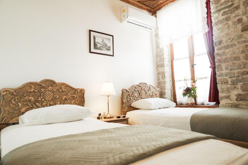 4 Rooms Hotel image