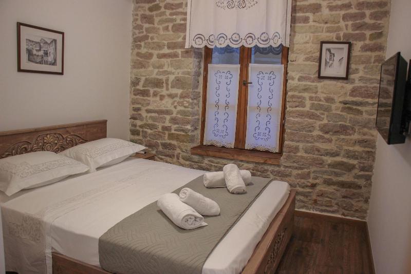4 Rooms Hotel image