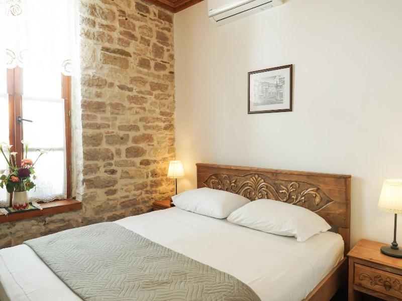 4 Rooms Hotel image
