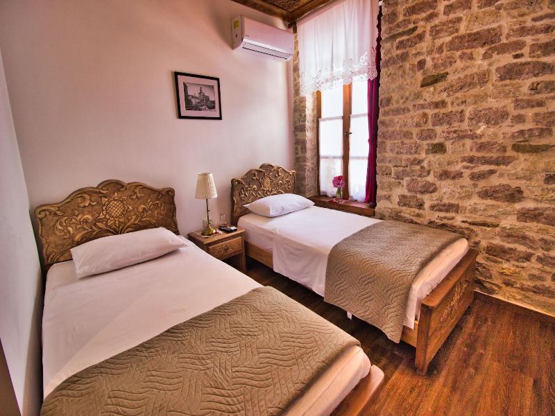 4 Rooms Hotel image