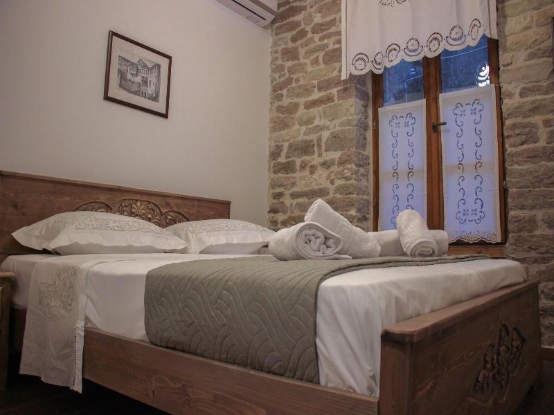 4 Rooms Hotel image