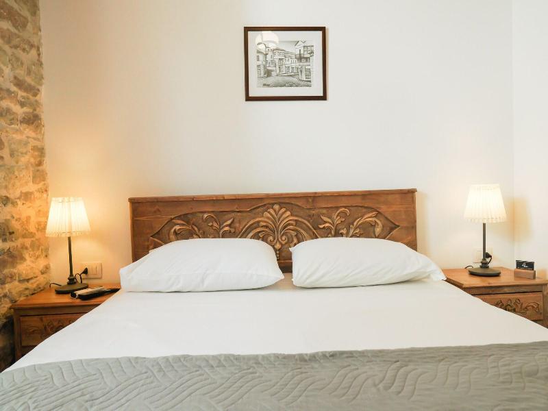 4 Rooms Hotel image