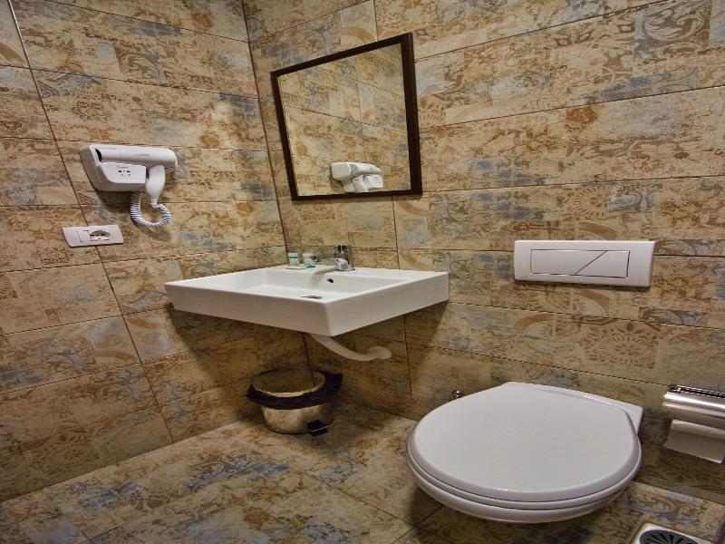 4 Rooms Hotel image