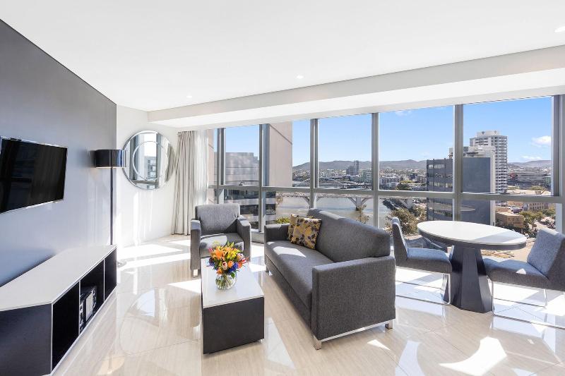 Meriton Suites Herschel Street image