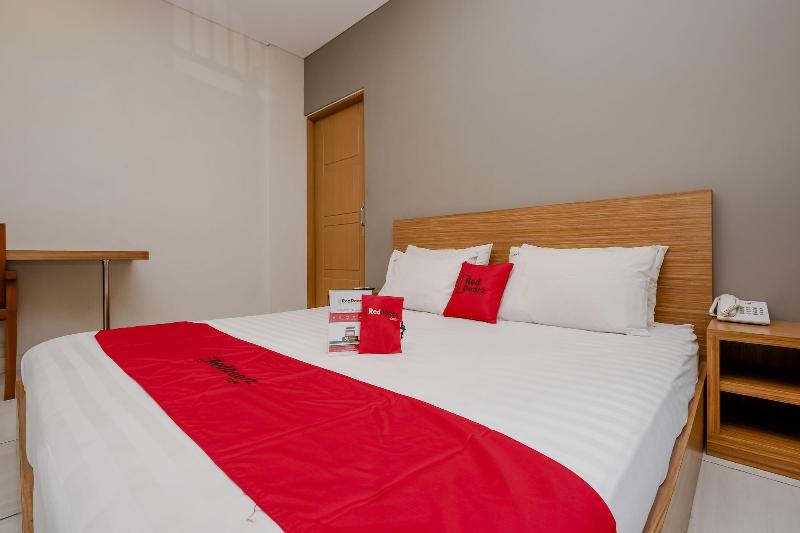 RedDoorz near Ahmad Yani Airport